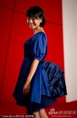 组图：《庸才》首映 堂富美蓝裙可爱臀部似鸡尾