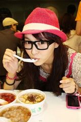 幻灯：唐嫣西门町素颜街拍 熊猫女化身时尚达人