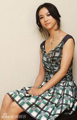 组图：汤唯紫绿格纹连衣裙妩媚 搭配黑色高跟鞋