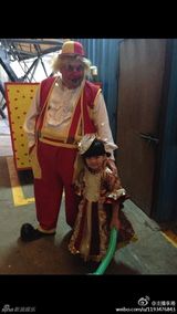 组图：Angela生活照宛若时装秀 超萌小妞爱发箍