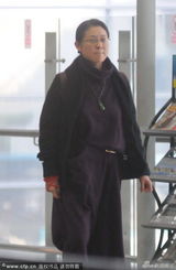 组图：倪萍黑装现身显大姐范 躲车内吸烟损气质