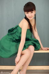 高清图：郑亦桐曝最新俏丽写真 翡翠抹裙展梦幻美肌