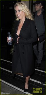 组图：布兰妮深V裙中门大开 胸前现褐色斑点