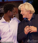 组图：《硬纸盒小镇》首映 导演埃曼诺牵爱妻亮相