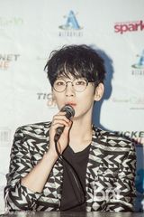 组图：EXO学院风亮相马尼拉记者会 SHINee时尚