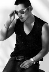 组图：严宽成功转型硬汉 黑白写真粗犷中铁汉柔情