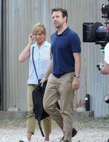 组图：安妮斯顿《米勒一家》片场初现大妈范