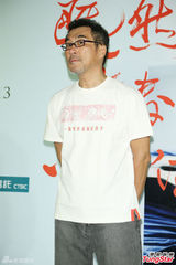 组图：李宗盛桃红衬衫开唱 称林忆莲唱得更好