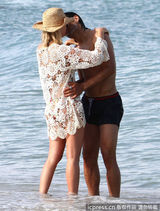 组图：球星法尔考海中爱抚娇妻 舔肚脐极度高调