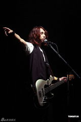 组图：八三夭开唱阿信站台 欲学谢和弦微博放料