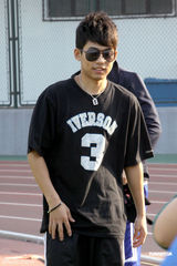 组图：80后明星足球队北大比赛 苏醒王啸坤等助阵