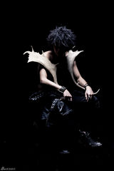 高清组图：柯有伦半裸上阵 化身狂野版“犀利哥”