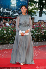 组图：评委伊朗女星法拉哈尼红毯吹泡泡