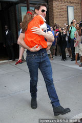 组图：汤姆-克鲁斯离婚后首探爱女 遭狗仔围堵