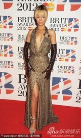 组图：第32届全英音乐奖 蕾哈娜深V露背秀美腿