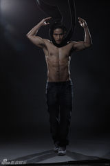 组图：刘承俊眼神凌厉秀完美肌肉