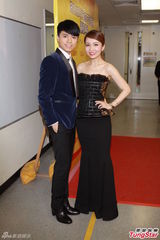 组图：金曲榜颁奖星光黯淡 张敬轩献主持处女秀