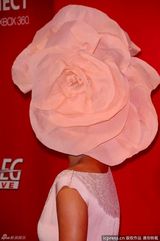 高清图：凯蒂-佩里头顶大花亮相格莱美预热活动