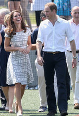 组图：哈利王子逗嫂子凯特王妃莞尔一笑