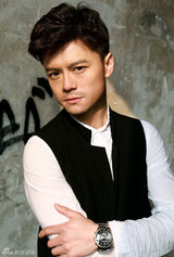 组图：唐以诺简约写真尽显熟男儒雅魅力