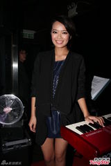 组图：恭硕良酒吧开唱 林德信现身支持