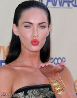 高清组图：梅根-福克斯出席颁奖礼 烈焰红唇