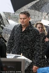 组图：莱昂纳多拍广告浪漫淋雨 代言捞500万美金