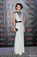 组图：《伟大诱惑》首映芭拉班大秀美背