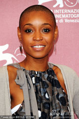 组图：《硬纸盒小镇》记者会 女主角光头造型抢眼