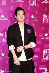 幻灯图：阿娇性感出席酒会 古巨基称被催婚压力大