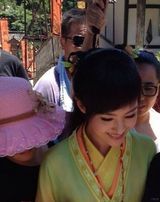 粉丝探班拍郑爽近照 神似唐嫣加金莎(图)