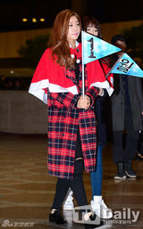 组图：GirlsDay穿红斗篷亮相机场 娇俏可爱