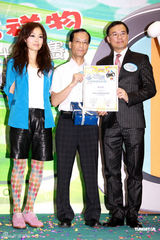 幻灯图：容祖儿热裤彩袜亮相 与吉祥物合影童心未泯