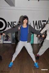 组图：容祖儿为节目彩排兴致高