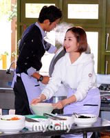 组图：探班《荣光的在仁》片场 千正明朴敏英下厨