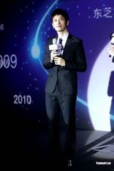 高清图：黄晓明分身有术捞金有方 帅气现身代言活动