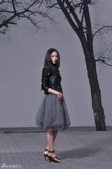 幻灯：“龙女郎”林鹏冬日写真 玩金属摇滚造型