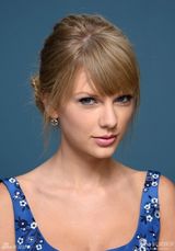 组图：泰勒为《机遇》写歌 露沟写真俏丽典雅