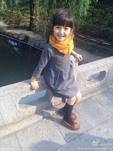 组图：童年小龙女演员超萌生活照 可爱似洋娃娃