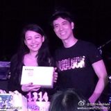 组图：王力宏新加坡跨年秀 爱妻上台切蛋糕