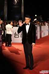 组图：刘青云伉俪亮相 郭蔼明藕粉裙优雅大方