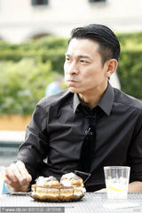 高清图：刘德华提前庆生大快朵颐 吃蛋糕舔手指