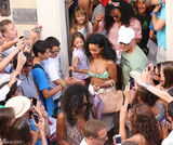 组图：蕾哈娜比基尼搭配镂空裙现身法国