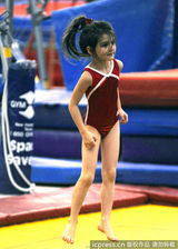 组图：小苏瑞猛练体操 奥运“种子”初长成