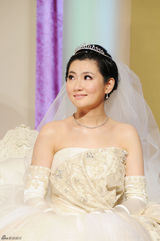 组图：Selina与阿中完婚紧握双手 幸福溢于言表