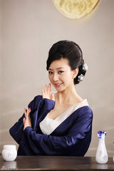高清图：唐一菲广告曝光娇美代言 多部作品将播