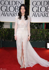 组图：第69届金球奖红毯杰西卡-贝尔高开衩蕾丝裙