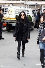 幻灯图：萧亚轩跪拜哭送母亲 珍贵合影曝光