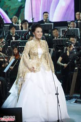 组图：“新一代金嗓子”周旋保利开唱 伍咏薇道贺