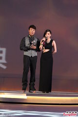 组图：伍佰领军冰上大跳花朵舞 曲婉婷冰上献唱